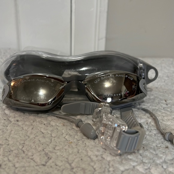 Pre Owned Adult Swimming Goggles with accessories - Picture 1 of 6